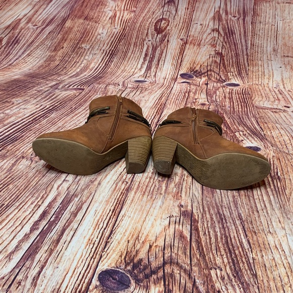 Venus Western Booties Size 7 3”Heel Cognac Brown Brass Look Hardware Boho - Picture 7 of 7